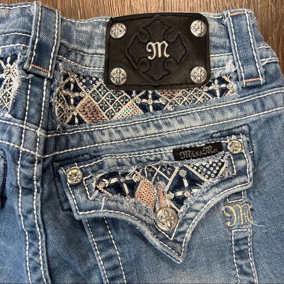 Miss me mid rise distressed shorts SZ 26 - Picture 2 of 4